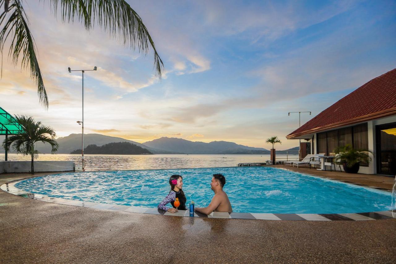 Whiterock Beach Hotel And Waterpark Subic Bay Buitenkant foto